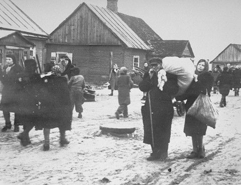 Jews move their household belongings into the Kovno ghetto